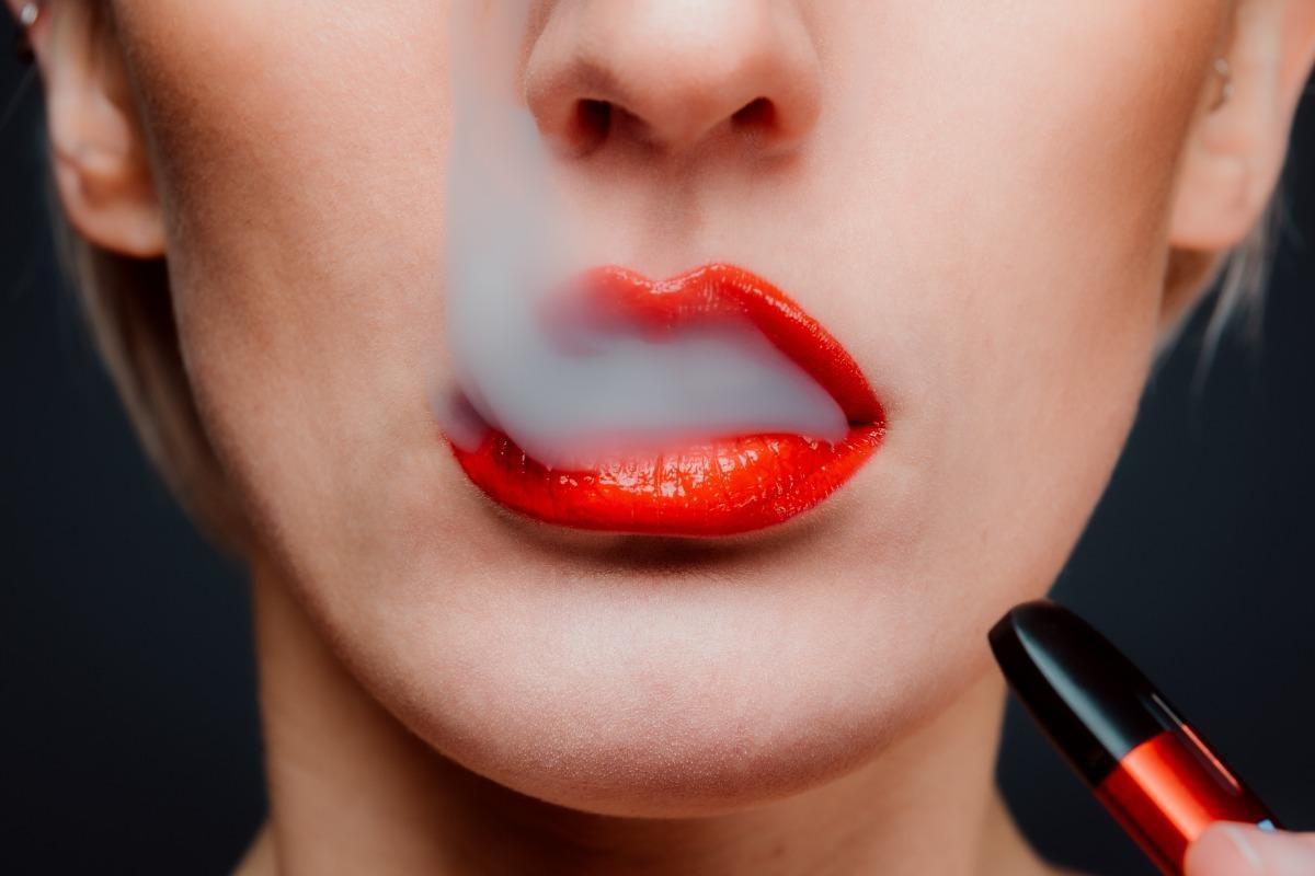 piece geek vape Será que o Vape é menos nocivo que o cigarro? 🤔 No Dia Nacional de Combate  ao Fumo, a EMS esclarece um fato: fumar vape faz mal, sim. Confira no  carrossel mais main image 1