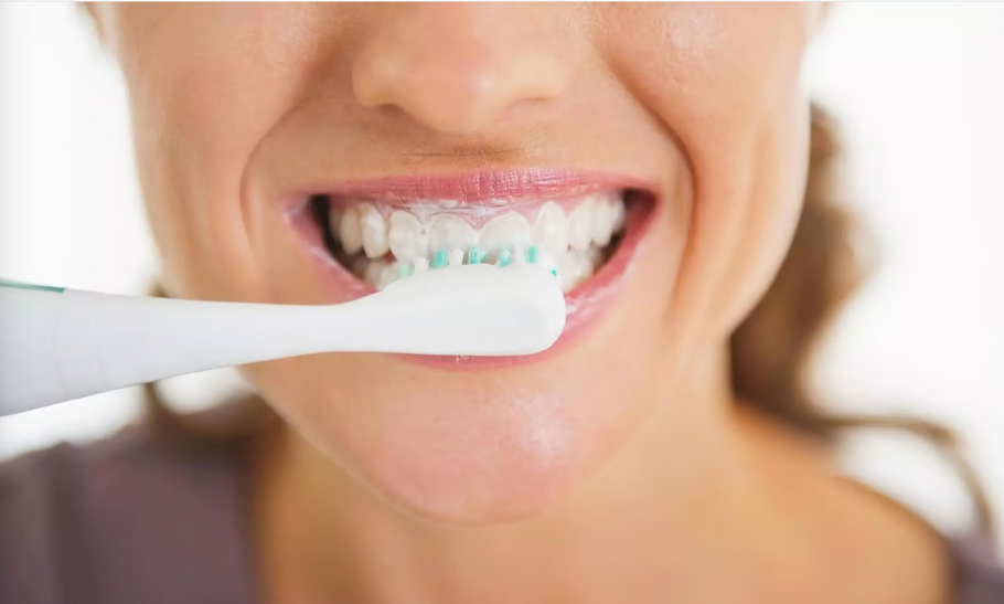 Pode usar uma escova de dente eletrica em coroas permanentes?