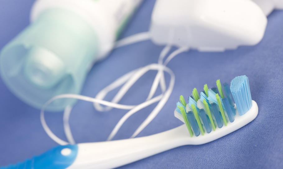 Deve usar fio dentário antes ou depois de escovar os dentes?