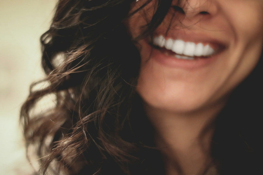 Como usar o fio dentário? Os benefícios de usar fio dentário diariamente